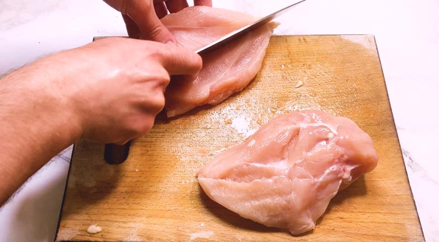 Фото приготовления рецепта: Жюльен с шампиньонами, курицей и грибами в духовке, шаг №1