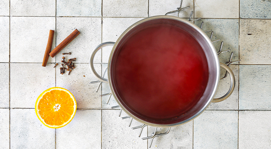 Фото приготовления рецепта: Чай с клюквой и апельсином, шаг №3