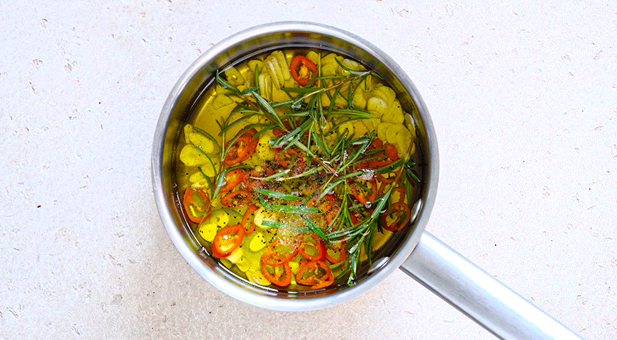 Фото приготовления рецепта: Сыр с чили и оливками, шаг №4