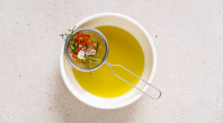 Фото приготовления рецепта: Сыр с чили и оливками, шаг №5