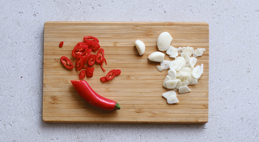 Фото приготовления рецепта: Сыр с чили и оливками, шаг №3