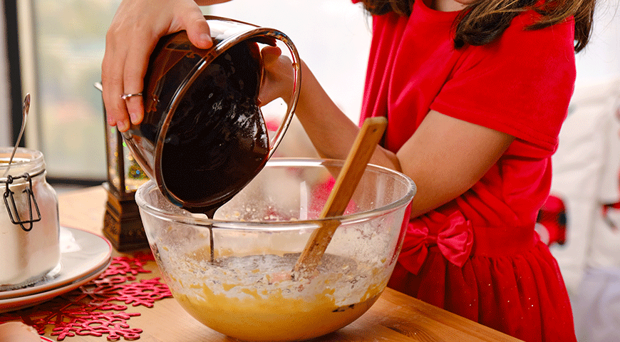 Фото приготовления рецепта: Трайфл брауни с малиной и мороженым, шаг №2