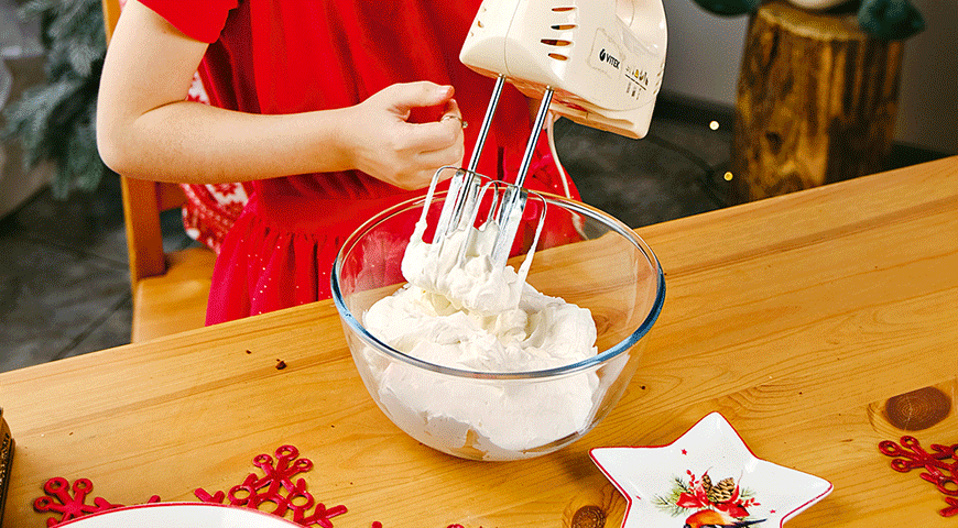 Фото приготовления рецепта: Трайфл брауни с малиной и мороженым, шаг №4