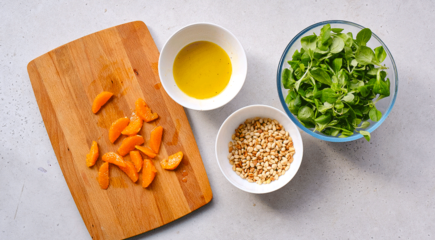 Фото приготовления рецепта: Салат корн с мандарином и кедровыми орешками, шаг №3