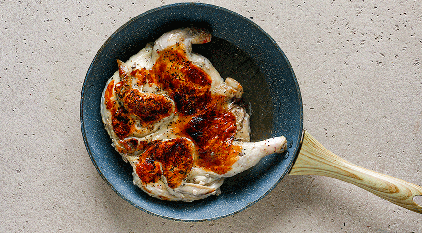 Фото приготовления рецепта: Маринованная курица на сковороде, шаг №3