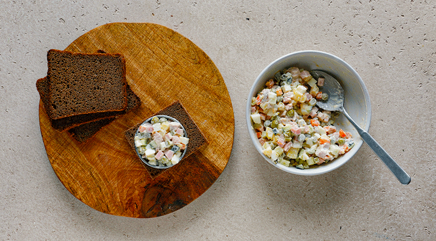 Фото приготовления рецепта: Оливье с уткой на бородинском хлебе, шаг №4