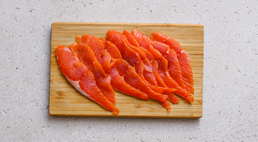 Фото приготовления рецепта: Тимбали из лосося с огуречным папарделле, шаг №2