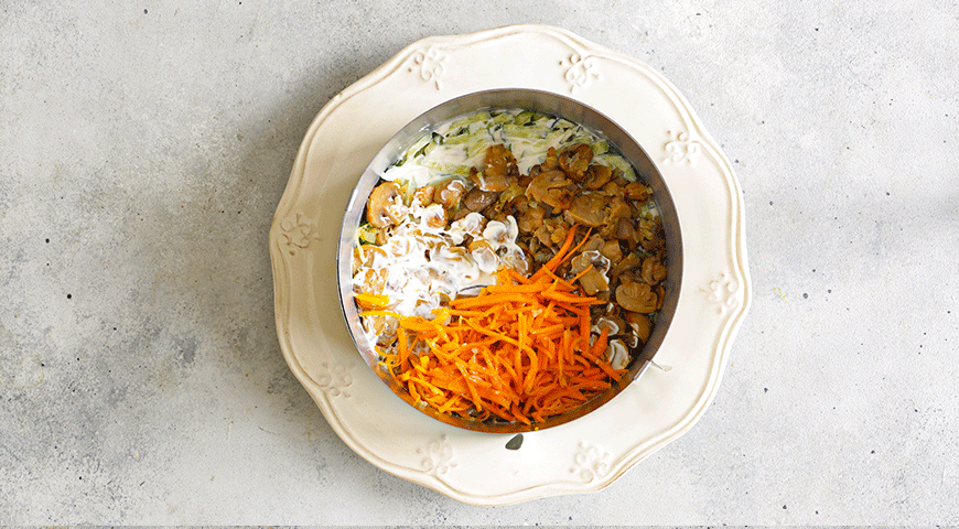 Фото приготовления рецепта: Салат с шампиньонами, курицей и корейской морковью, шаг №3