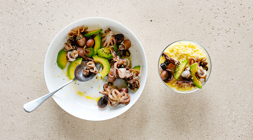 Фото приготовления рецепта: Салат с авокадо и осьминогом, шаг №4