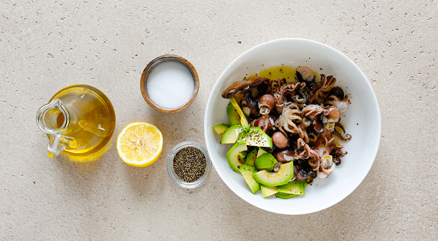 Фото приготовления рецепта: Салат с авокадо и осьминогом, шаг №3