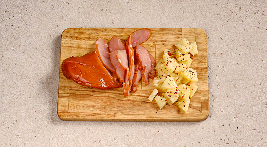 Фото приготовления рецепта: Курица с ананасом и огурцом на шпажках, шаг №2