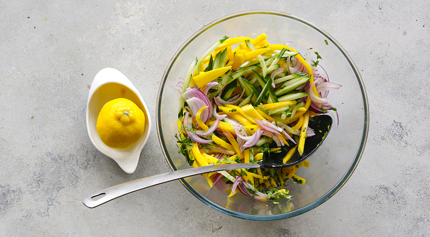 Фото приготовления рецепта: Салат с манго и огурцом, шаг №2
