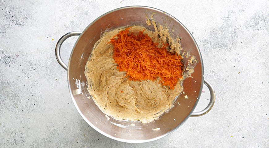 Фото приготовления рецепта: Морковные вафли с грушей, шаг №4