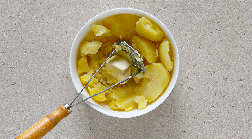 Фото приготовления рецепта: Картофджин, осетинский пирог с картофелем, шаг №2