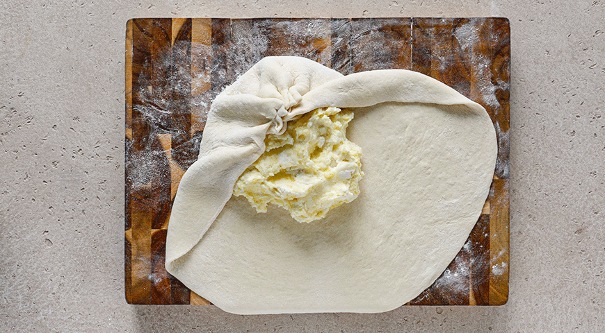 Фото приготовления рецепта: Картофджин, осетинский пирог с картофелем, шаг №4