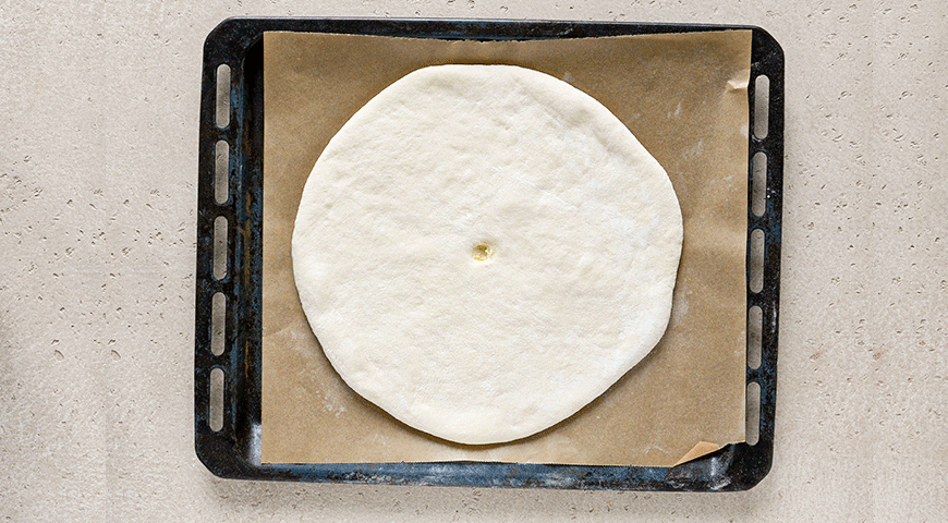 Фото приготовления рецепта: Картофджин, осетинский пирог с картофелем, шаг №5