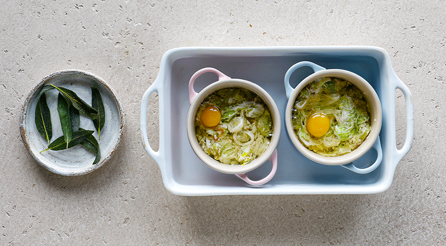 Фото приготовления рецепта: Яйца в горшочках с луком-пореем, шаг №2