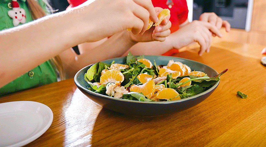 Фото приготовления рецепта: Салат из курицы с мандаринами, шаг №4