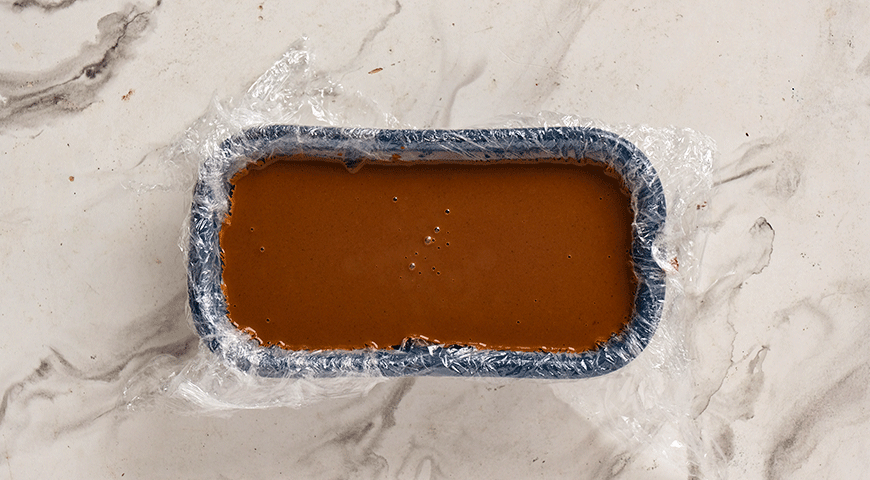 Фото приготовления рецепта: Шоколадный мусс с желатином под малиновым соусом, шаг №5