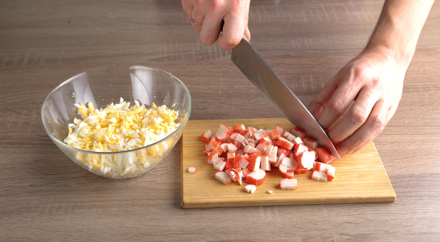 Салат с капустой, кукурузой и крабовыми палочками, нарежьте крабовой мясо