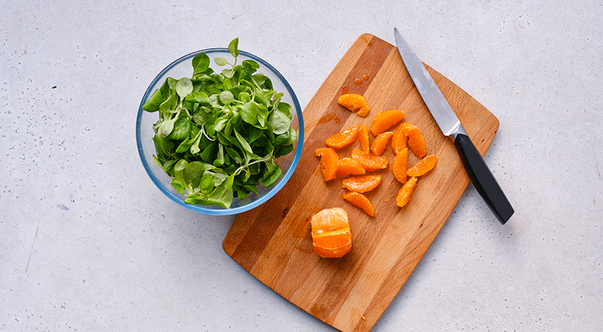 Фото приготовления рецепта: Салат корн с мандарином и кедровыми орешками, шаг №1