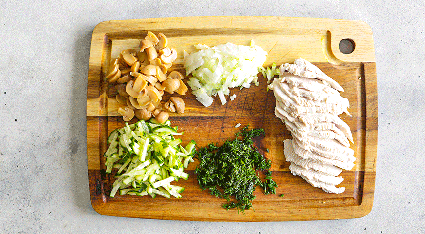 Фото приготовления рецепта: Салат с шампиньонами, курицей и корейской морковью, шаг №1