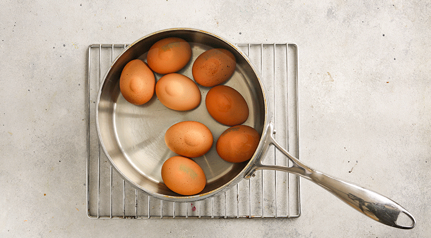 Фото приготовления рецепта: Яйца, фаршированные крабовыми палочками, шаг №1