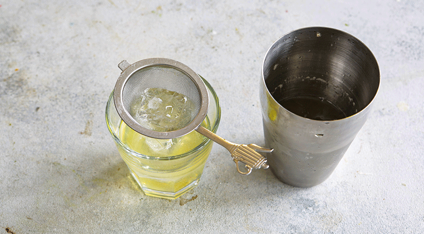 Фото приготовления рецепта: Двухслойный коктейль с виски, шаг №2
