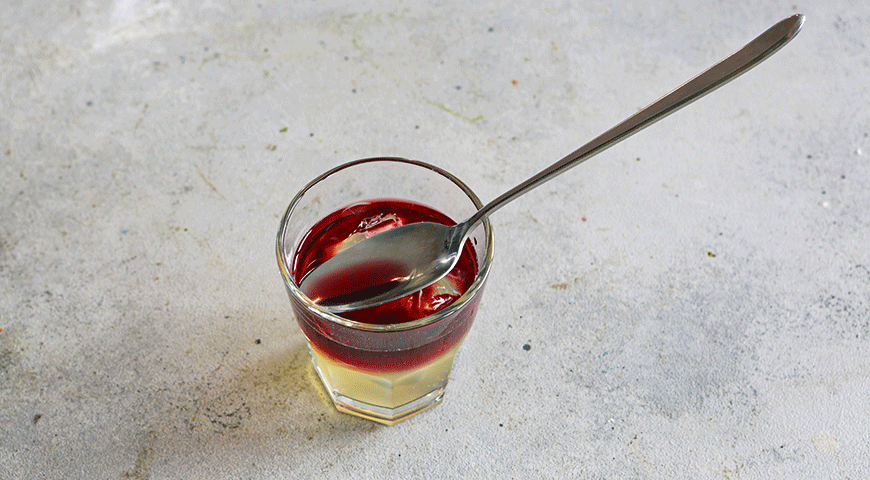 Фото приготовления рецепта: Двухслойный коктейль с виски, шаг №3