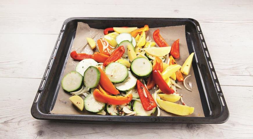 Фото приготовления рецепта: Скумбрия с овощами в духовке, шаг №6