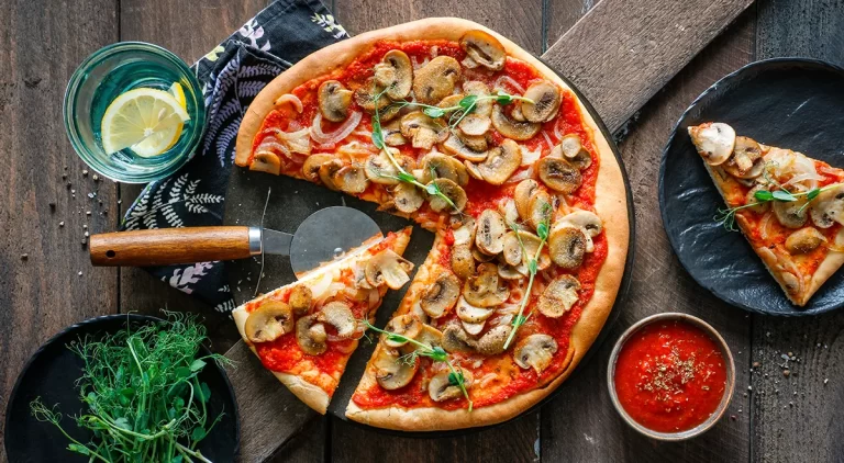 Постная пицца с грибами